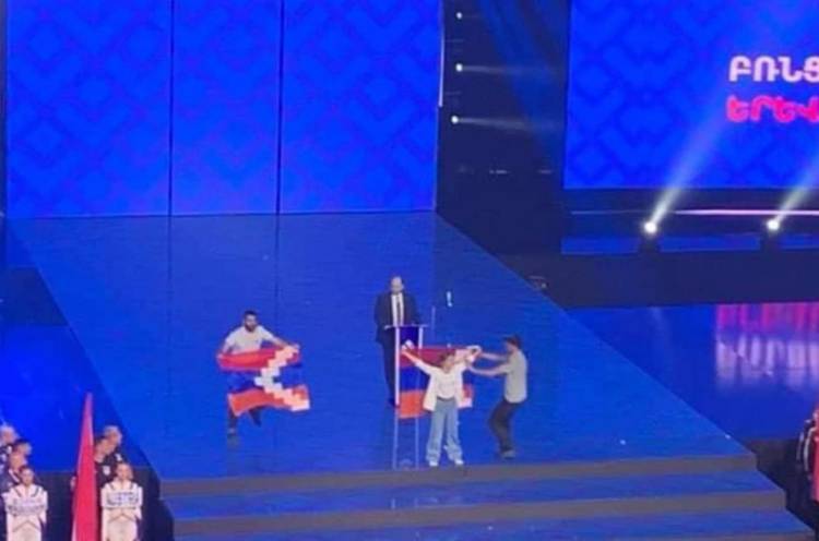 Երևանում բռնցքամարտի Եվրոպայի տղամարդկանց առաջնության բացման արարողության ժամանակ երիտասարդներ են բարձրացել բեմ և պարզել Արցախի դրոշը