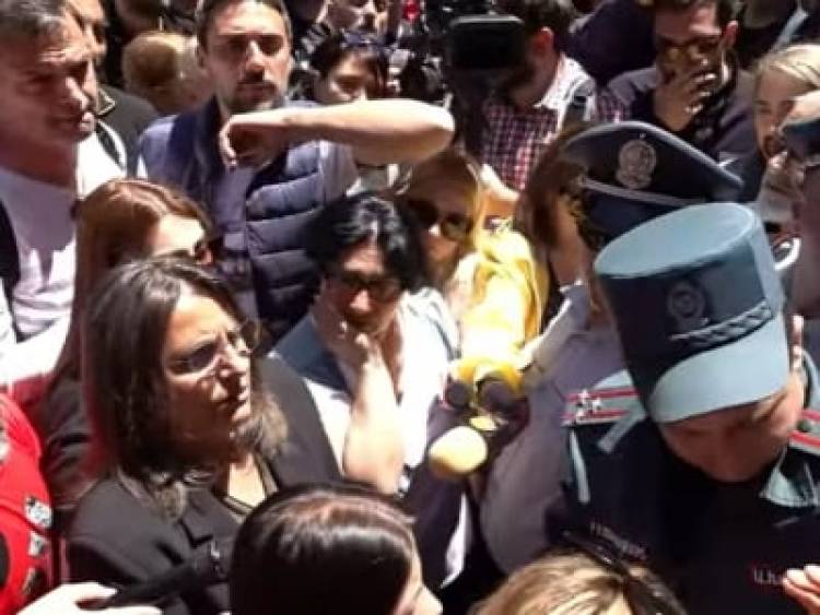 Զոհված զինծառայողների հարազատներին թույլ տվեցին մտան ԲԴԽ