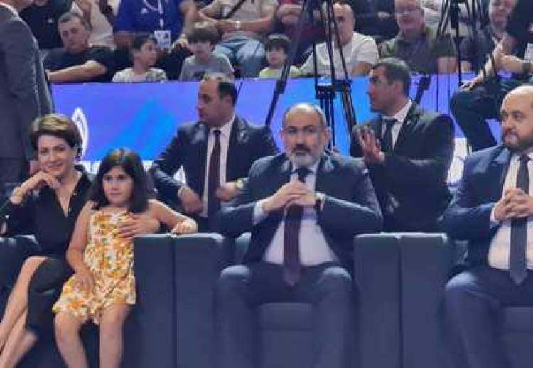 Փաշինյանը տիկնոջ` եւ կրտսեր դստեր` Արփիի հետ հետեւում է բռնցաքամարտի Եվրոպայի առաջնությանը