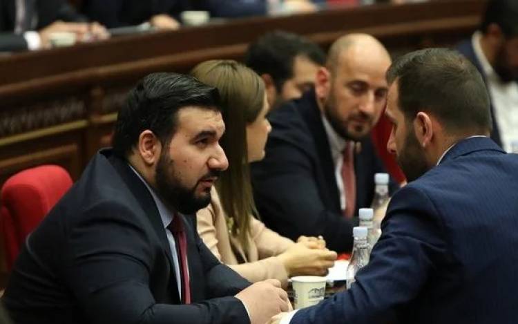 Պետության պաշտպանության ներքո. «Հրապարակ»