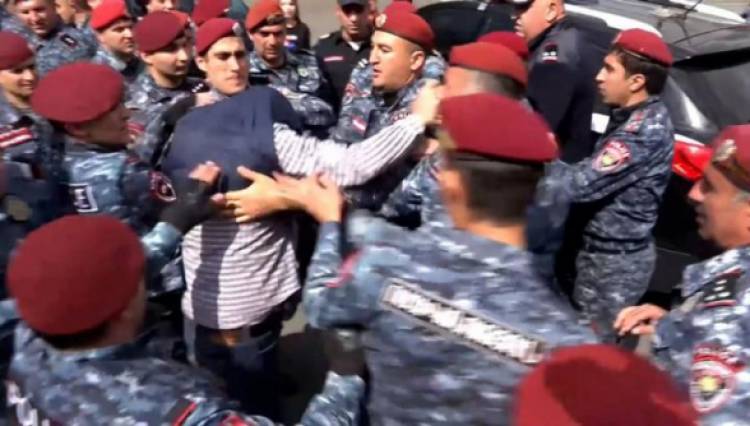 Ցույցերի ընթացքում ոստիկանների կողմից Արծվիկ Մինասյանի նկատմամբ բռնություն գործադրելու դեպքի առթիվ քրգործ է հարուցվել
