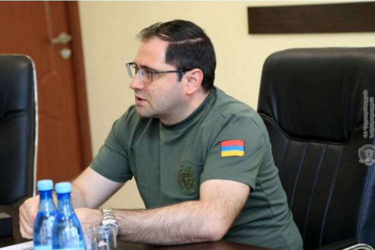 Պարապ նախարարը. «Հրապարակ»