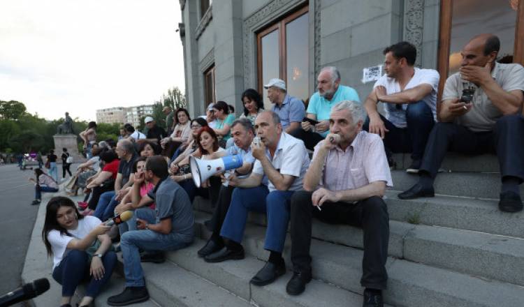Ազատության հրապարակում նստացույցի մասնակիցները Նիկոլ Փաշինյանին տեսնելով գոռացել են՝ «Առանց Նիկոլ Հայաստան»