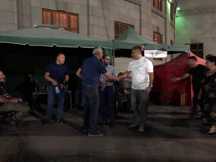 Արթուր Վանեցյանն երեկոյան Ազատության հրապարակում էր