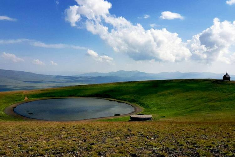Հայաստանի ո՞ր տեսարժան վայրերում անցկացնել ամառը. Արմաղան լեռ (լուսանկարներ)