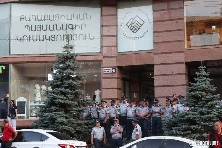 «Դիմադրություն» շարժման հանրահավաքը՝ ոստիկանական պատնեշից այն կողմ․ «Հրապարակ»