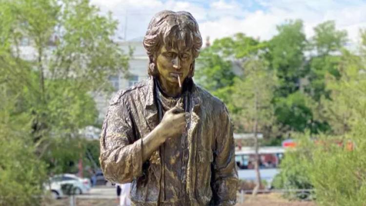 В Элисте открыли памятник Виктору Цою