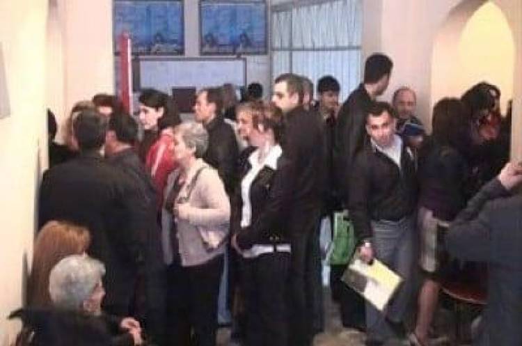 Անձնագրայինում հերթերը կամաց-կամաց հասնում են հանրահավաքների մասնակիցների թվին․ «Իրավունք»