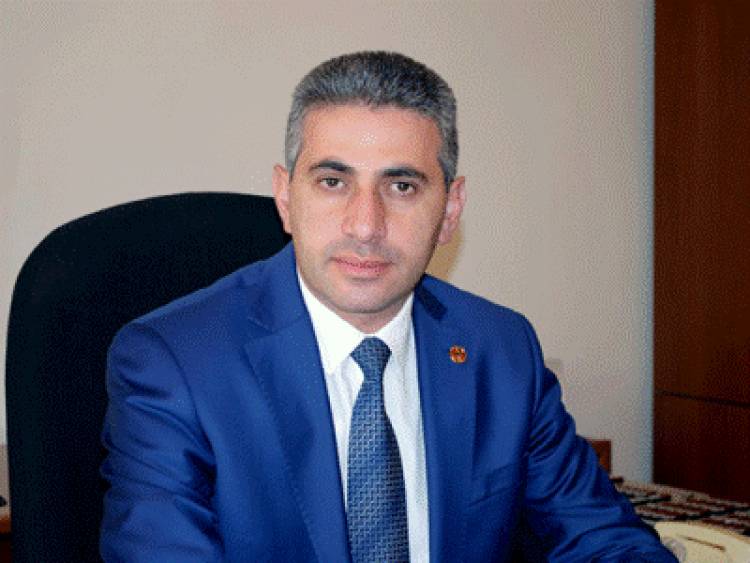 Առաջին նման արարածը բացահայտվել է Ստեփանակերտում, ով, ցավալիորեն, զբաղեցնում էր Արցախի նախագահի աշխատասենյակը. Ղազարյան