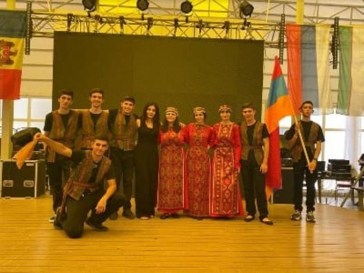 Հայաստանից ժամանած դպրոցականները հանդիպել են Ղրղըզստանի խորհրդարանի ղեկավարի հետ