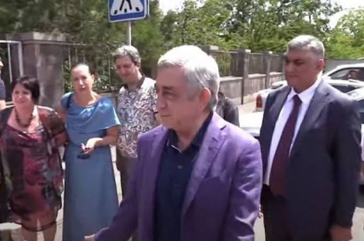 Շնորհակալ եմ, որ եկել եք, բայց հո ամբողջ կյանքում չե՞ք գալու. Սերժ Սարգսյանը` դատարանի բակում իրեն սպասողներին