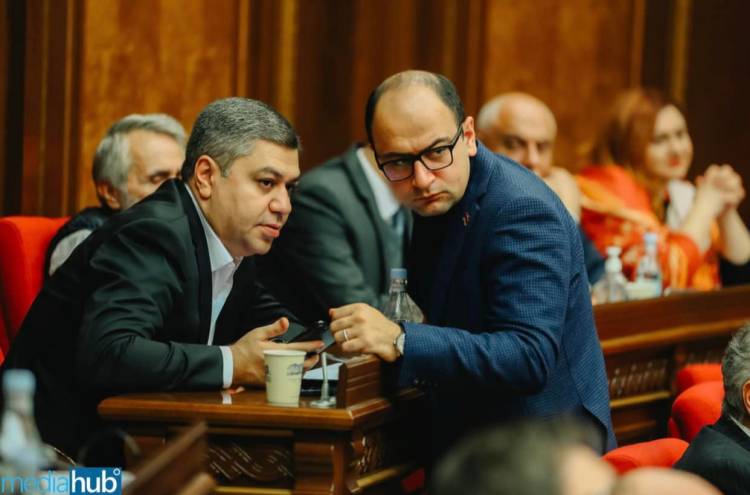 Շնորհավորում եմ պատգամավորներ Հայկ Մամիջանյանին և Տիգրան Աբրահամյանին «Պատիվ ունեմ» խմբակցության ղեկավարի և քարտուղարի պատասխանատու պաշտոններում առաջադրվելու կապակցությամբ. Արթուր Վանեցյան