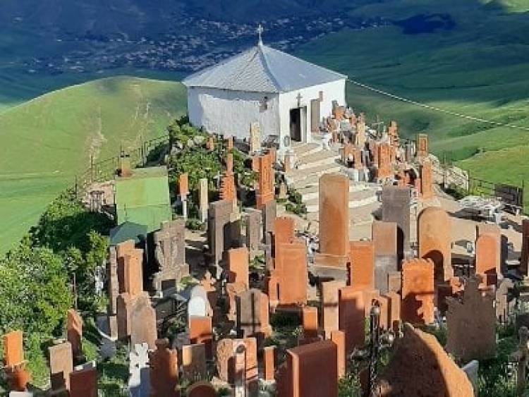 Խաչքարերի փոխարեն դեպի Սուրբ Հովհաննես մատուռ տանող ճանապարհին կառուցել աստիճաններ. Գուգարաց թեմ