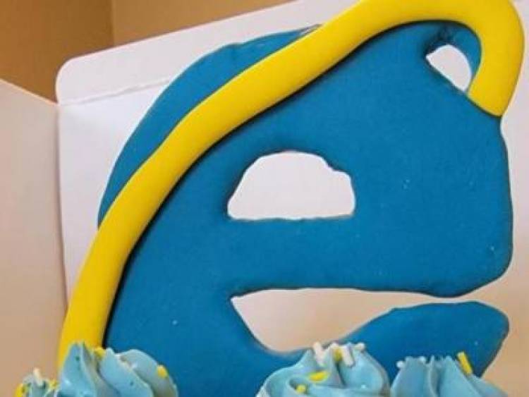 Microsoft-ը հրապարակել է Internet Explorer-ի նշանով տորթի լուսանկար եւ հիշեցրել Internet Explorer-ի «մահվան» մասին