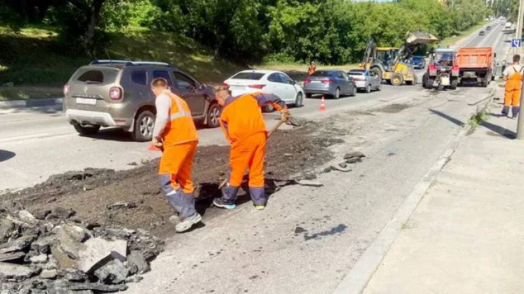 В Липецке сто двадцать квадратных метров асфальта смыло дождем