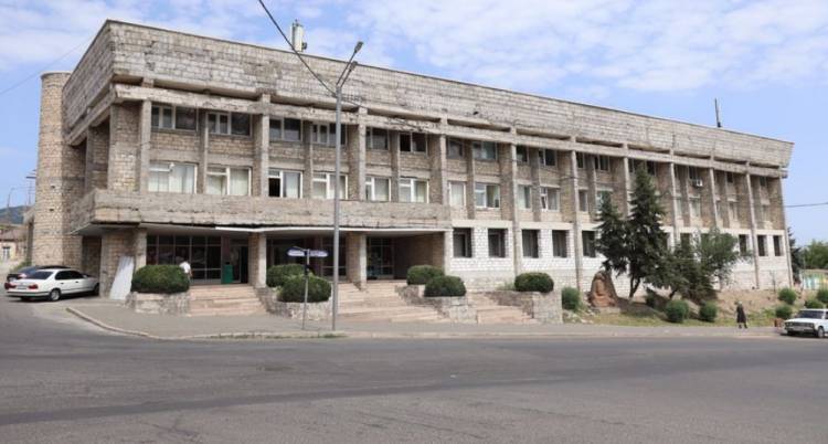 Շարունակվում են Ստեփանակերտի մշակույթի և երիտասարդության պալատում շարունակվոող արտաքին հարդարման աշխատանքները