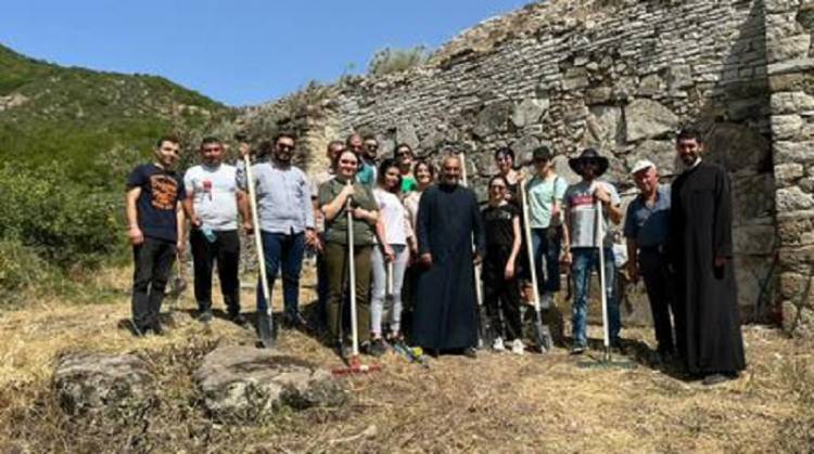 Արցախի Բռի Եղցի վանական համալիրի տարածքը մաքրելու ընթացքում բացահայտվել են մեկ խաչքար ու մեկ տապանաքար