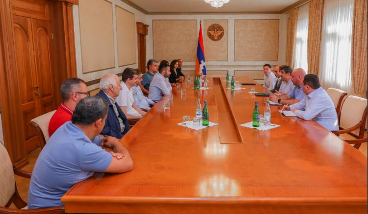 Արայիկ Հարությունյանն ընդունել է «100 տուն Արցախում» ծրագրի պատասխանատուներին և մի խումբ նվիրատուների