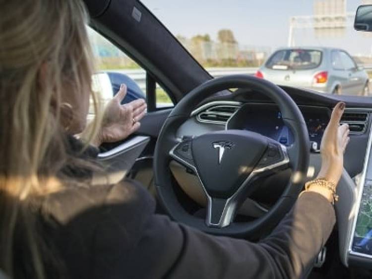 Tesla-ին մեղադրել են ավտոպիլոտի գովազդի համար, որը կարող էր մոլորության մեջ գցել սպառողին