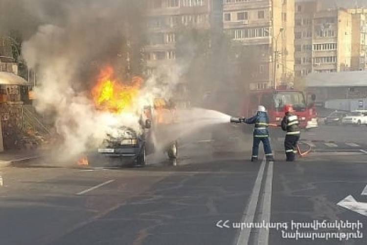 Կառավարական առանձատան մոտ մեքենա է այրվել (լուսանկարներ)