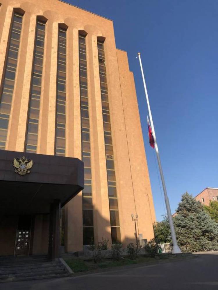 ՌԴ դեսպանատունը իջեցրել է դեսպանատան դիմաց տեղադրված իր պետական դրոշը