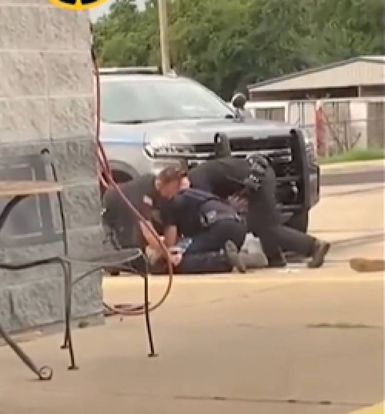 Ոստիկանները դաժան ծեծի են ենթարկել մի տղամարդու․ տեսանյութ
