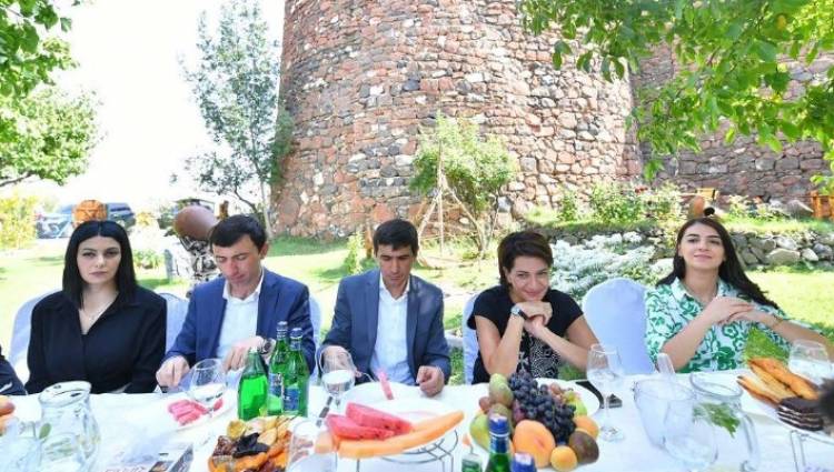 ՖՈՏՈ. Արագածոտնի մարզում երկու օր շարունակ մարզպետն ու համայնքապետերն ուղեկցել են Աննա Հակոբյանին. «Ժողովուրդ»