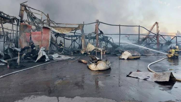 Крупный пожар на рынке в Волжском полностью потушили