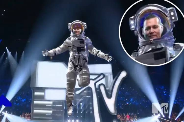 Ջոնի Դեփը MTV Video Music Awards-ի ժամանակ անսպասելիորեն հայտնվել է բեմում՝ տիեզերագնացի հագուստով (տեսանյութ)