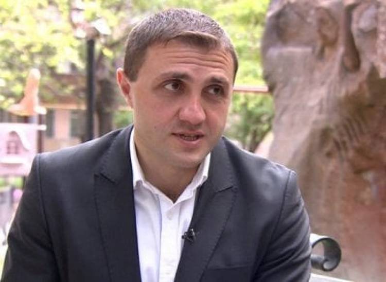 «Իմ քայլի» ավագանու անդամն իրեն բուժող բժիշկների համար շնորհակալագիր է «վիզ դրել». «Իրավունք»