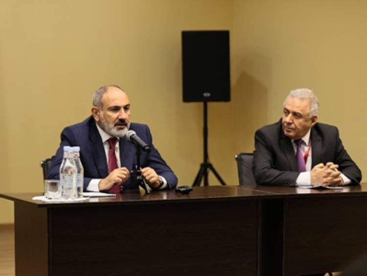 Նիկոլ Փաշինյանն այցելել է Վլադիվոստոկի Սուրբ Գևորգ Հայ Առաքելական եկեղեցի, հանդիպել հայ համայնքի ներկայացուցիչների հետ