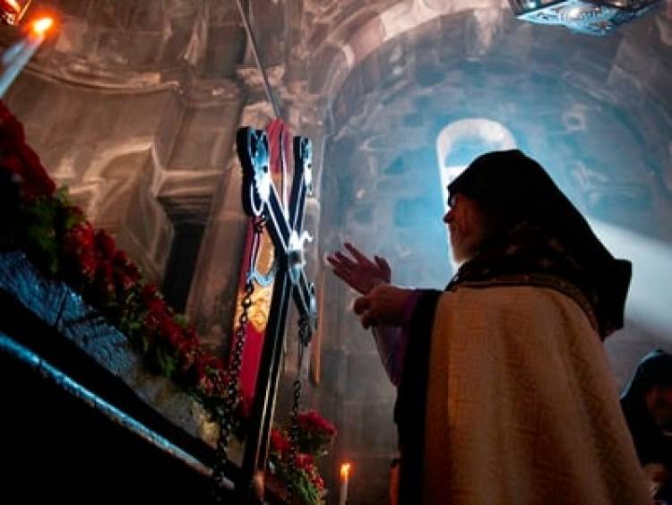 Օծվեց Գեղարդավանքի Սուրբ Կաթողիկե եկեղեցու գմբեթի խաչը
