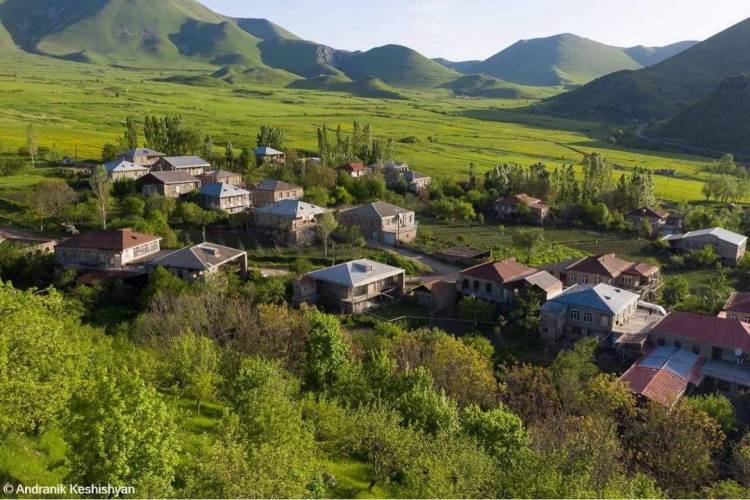 Հենց հիմա կրակում են Ակների ուղղությամբ․ ջոկատը կազմել ենք, գյուղը չենք թողնի․ Ակների համայքապետարան