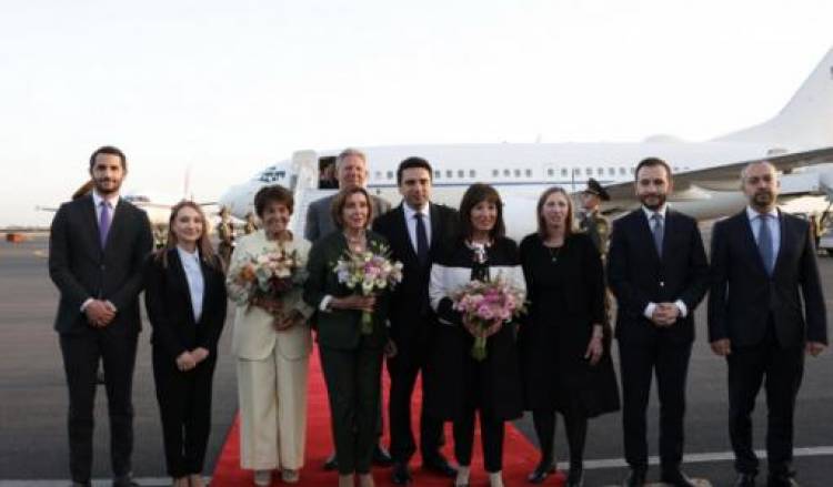 Ալեն Սիմոնյանը «Զվարթնոց» օդանավակայանում դիմավորել եւ առանձնազրույց է ունեցել Նենսի Փելոսիի հետ