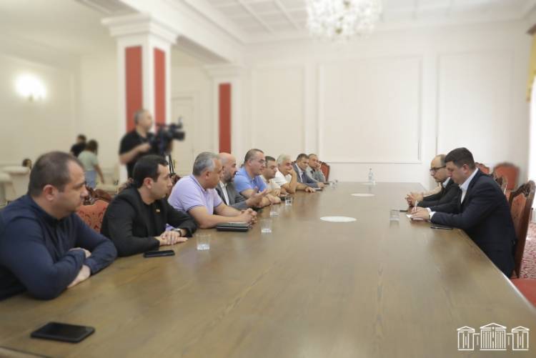 ԱԺ-ի դիմաց սպոնտան հանրահավաքն ընդդիմադիրների սրտով չի եղել․ «Հրապարակ»