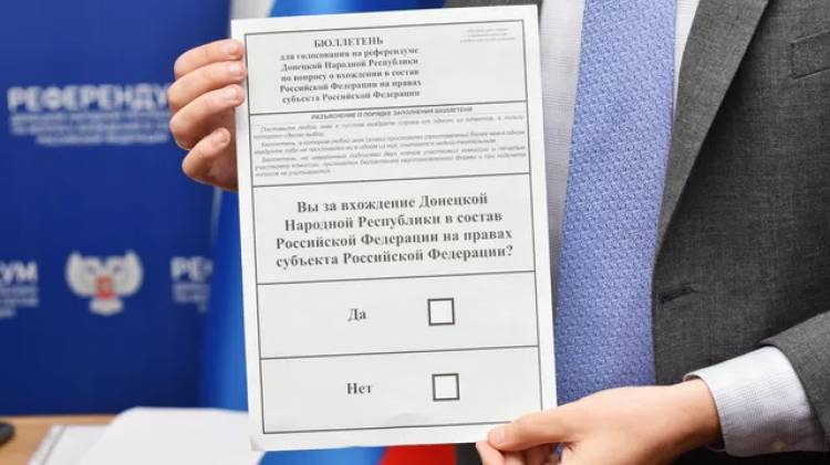 Жители Мариуполя голосуют на референдуме по вхождению в состав России