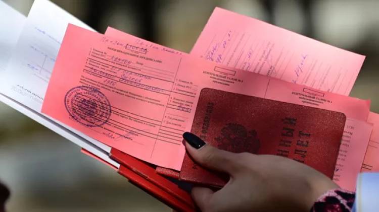 Учителя могут вручать повестки на мобилизацию, сообщает "Объясняем.рф"