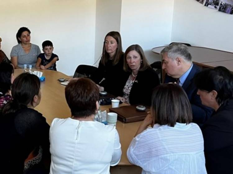 ԱՄՆ դեսպանը Սյունիքում այցելել է տեղահանված և սեպտեմբերի կեսերի հարձակումներից տուժած ընտանիքների ու անձանց