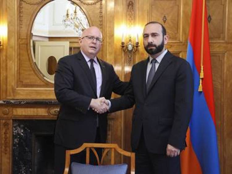 Արարատ Միրզոյանը հանդիպում է ունեցել Ֆիլիպ Ռիքերի հետ. անդրադարձել են հայ գերիներին գնդակահարելու տեսանյութին