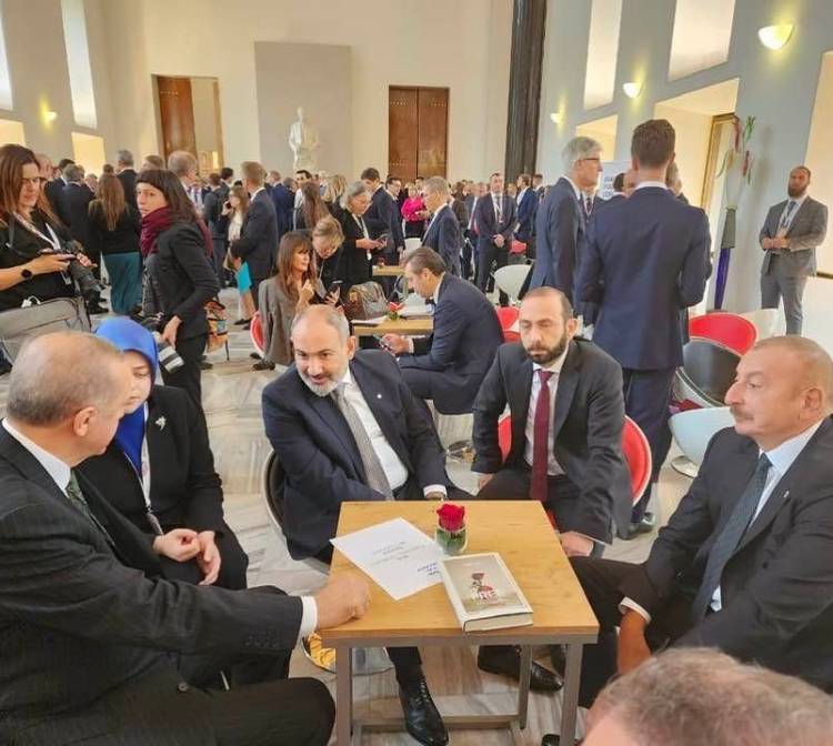 Ի՞նչ գիրք է դրված սեղանին․ «Հրապարակ»