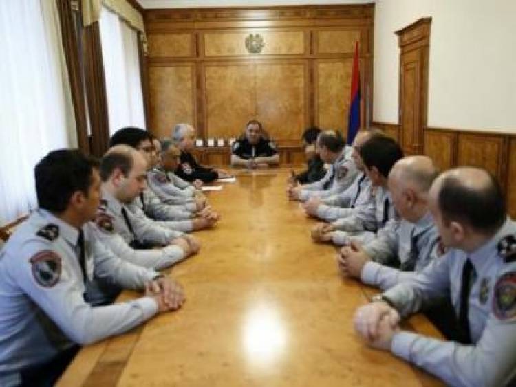 Ոստիկանանապետ Վահե Ղազարյանը մի խումբ ծառայողների պարգևներ է հանձնել