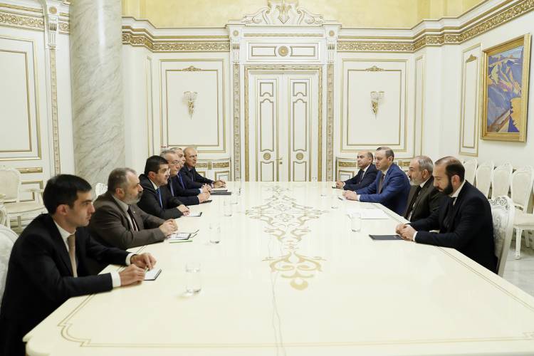 Փաշինյանը հանդիպել է Արցախի նախագահի գլխավորած պատվիրակությանը