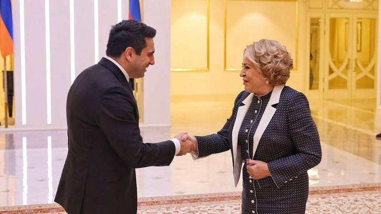 Մատվիենկոն «խանդի տեսարաններ» է բեմադրել․ «Հրապարակ»