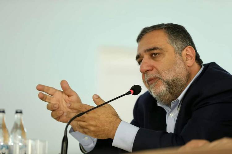 Ռուբեն Վարդանյանը քննում է պաշտոնյաներին. «Հրապարակ»