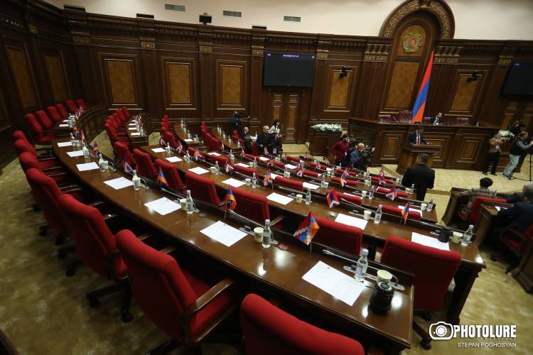 Ընդդիմության վերադարձը ԱԺ նախագահի դեմքին անթաքույց ժպիտ է դրոշմել․ «Հրապարակ»
