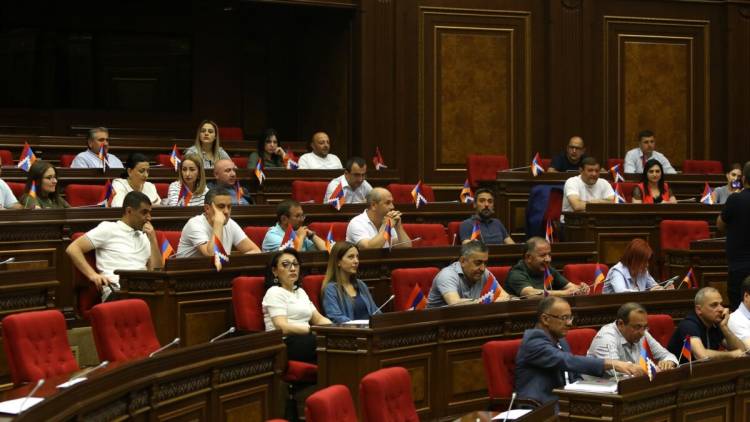Իշխող խմբակցությունը պատրաստվո՞ւմ է ծափերով դիմավորել ընդդիմությանը․ «Հրապարակ»