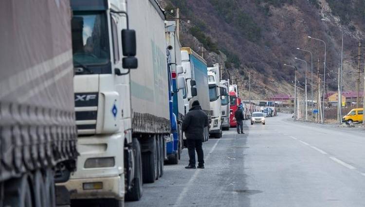 Պատգամավոր ամուսինները Թբիլիսիում ժամանակ են անցկացնում, իսկ Լարսի հերթերն ավելանում են․ «Ժողովուրդ»