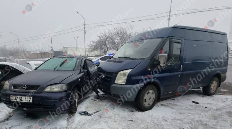 Ավտովթար Երևանում. բախվել են Ford Transit-ն ու Opel-ը, կա վիրավոր 