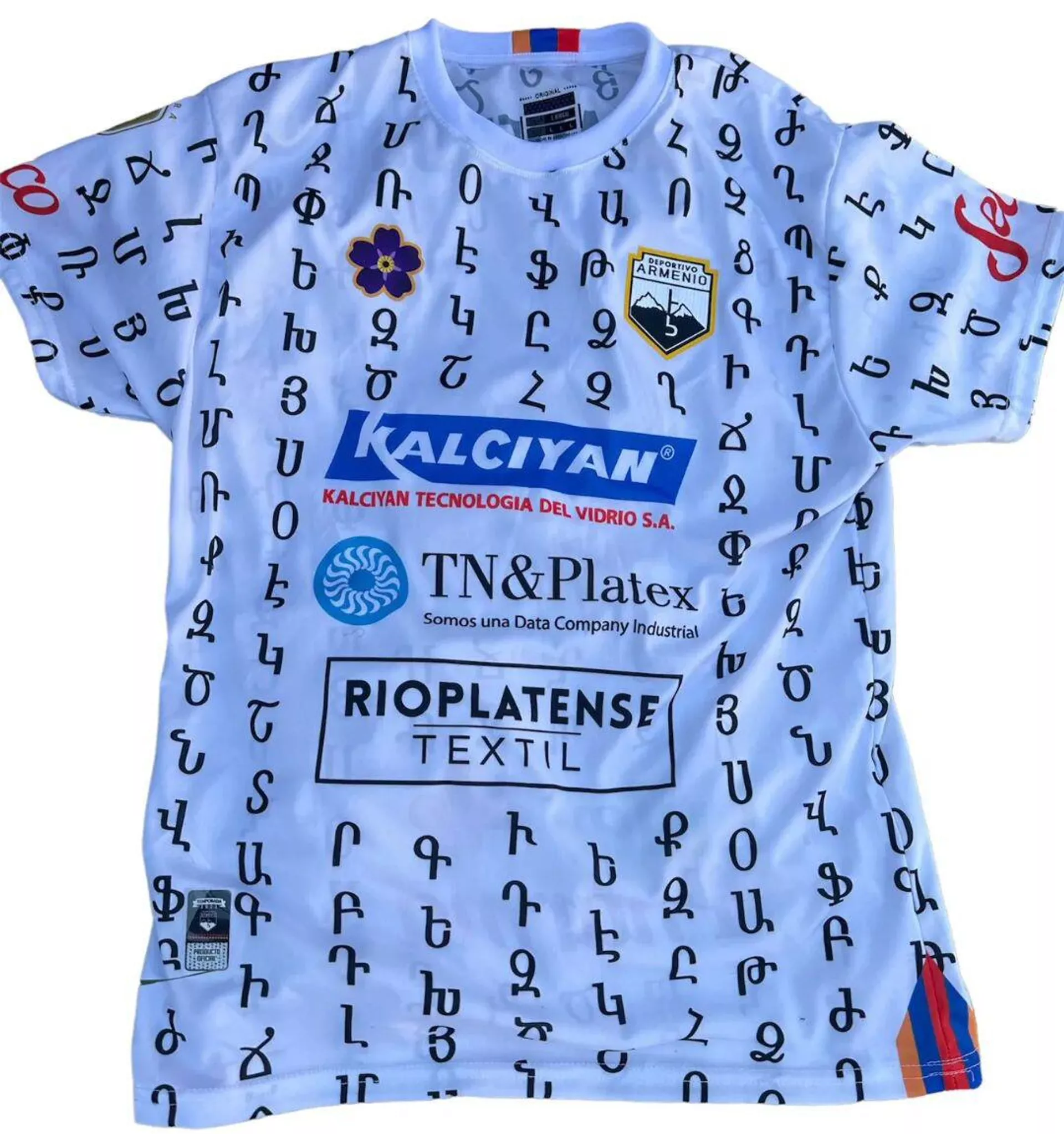 Արգենտինյան ֆուտբոլային ակումբը հայկական այբուբենով շապիկներ է ներկայացրել