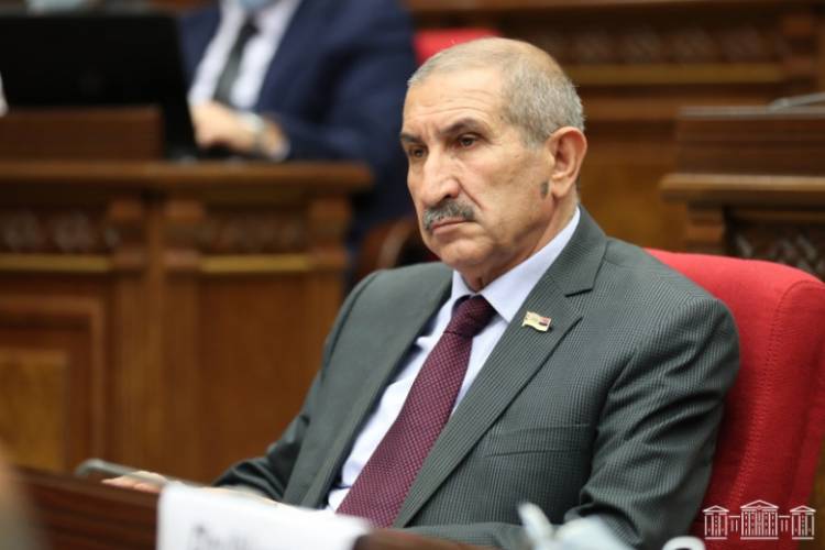 «Բլթոցներ», որ սոսկ անձնական կարծիք չեն, այլ գլխավոր գծի արտածում. «Փաստ»
